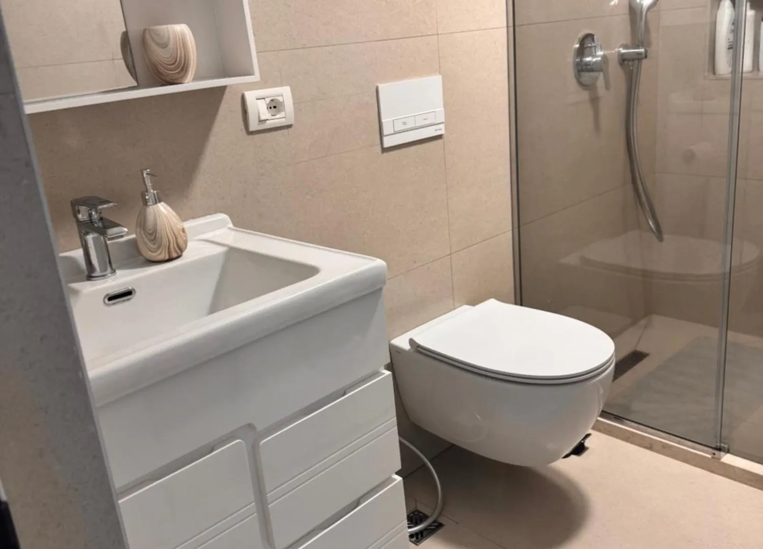 Home Golem 1 0*, Golem (Tirana)